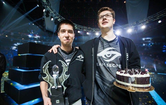 国外解说预测赛果：仅两人看好BLG胜 五人认为TES赢