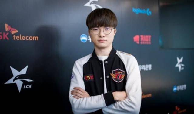 Top Esports vs LGD Gaming 资格生死战首发阵容：双方均为主力选手， 369 选择单挑 Sasi 。