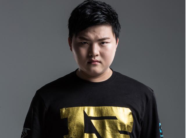 LNG Esports 的首发阵容今天：上路选手 ZIKA ，中路选手 haichao ，下路选手 Photic